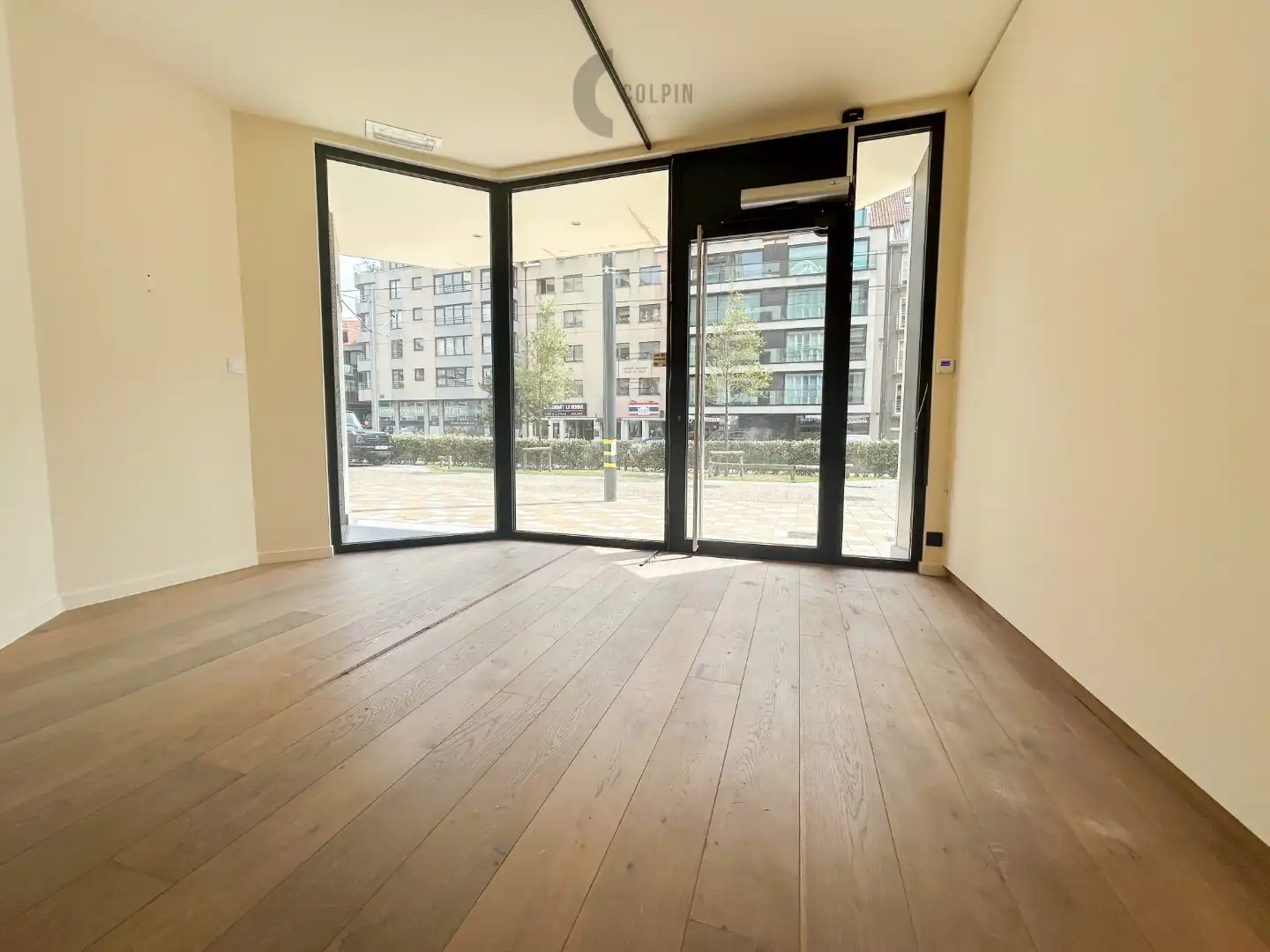 Instapklaar handelspand op topligging in hartje Knokke-Heist, nabij de zeedijk en het Heldenplein. foto 4