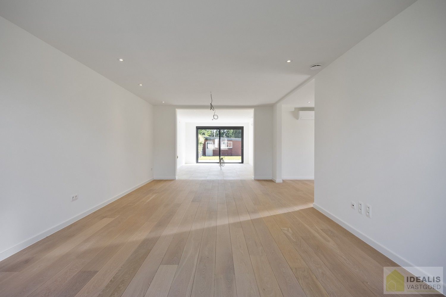 IDEALIS VASTGOED – Schitterend volledig vernieuwde woning (+- 220m²) met een heerlijke open leefruimte, 3 ruime slaapkamers, luxueuze badkamer, ruime wasplaats op een fijn zuid georiënteerd perceel! Dit heerlijke huis bevindt zich op een knap perceel van 8a 69ca in een heerlijk rustige en groene omgeving! - EEN MUST VISIT! - foto 9