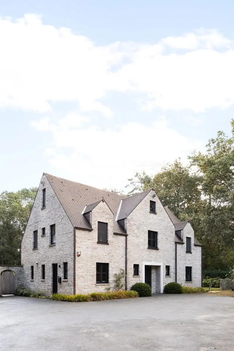 Royale villa met zwemvijver en polyvalent bijgebouw foto 2