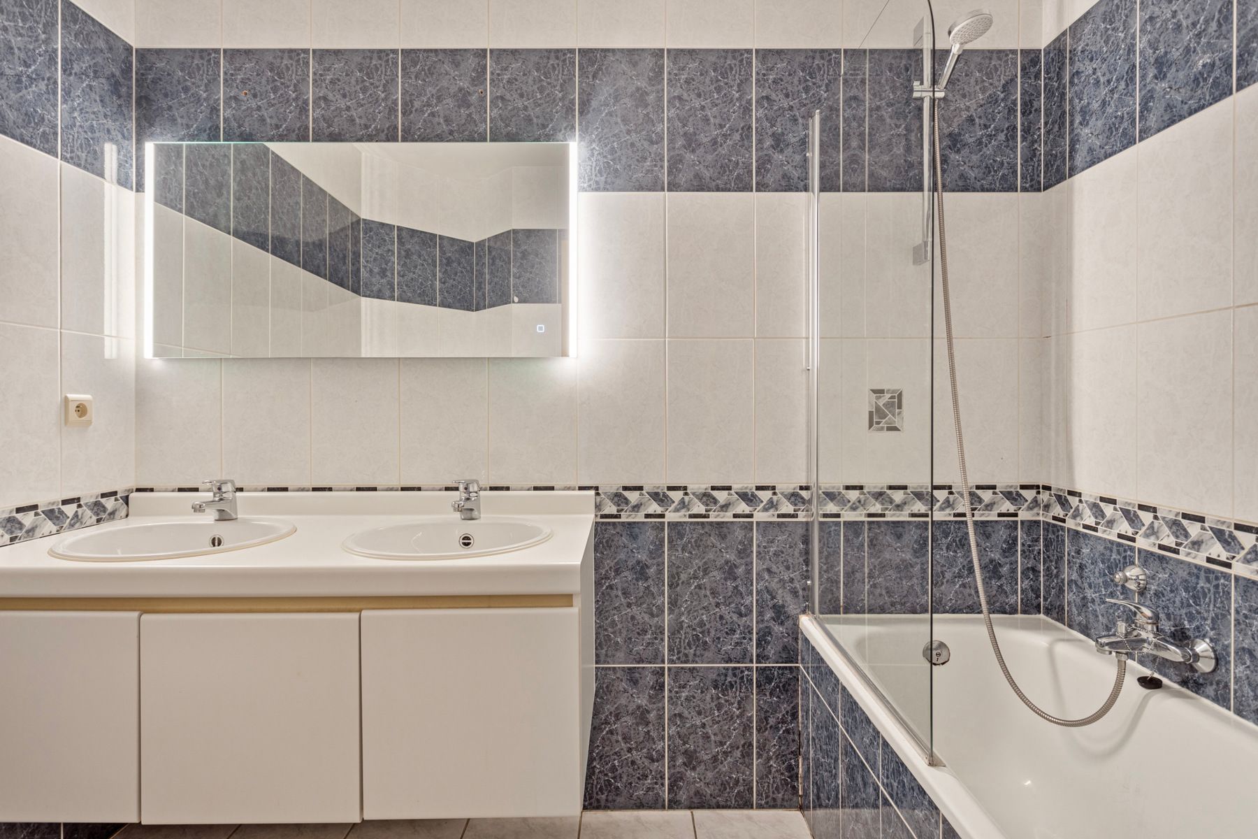 Centraal gelegen, gemoderniseerd appartement in Oedelem foto 13