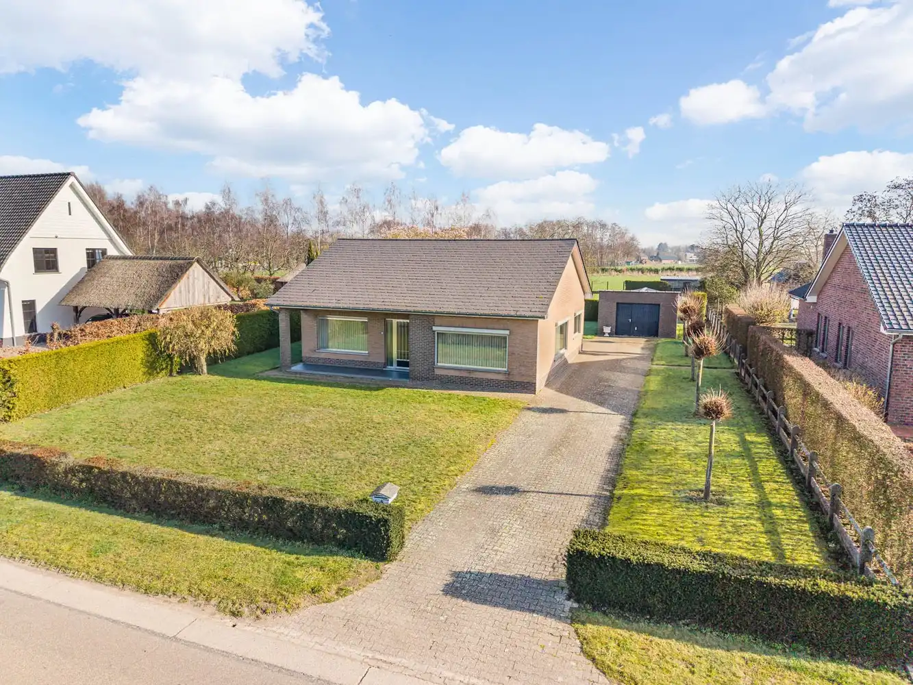 Hoofdfoto van de publicatie: Gelijkvloerse woning met 2 slaapkamers op een uniek perceel van 18a 26ca