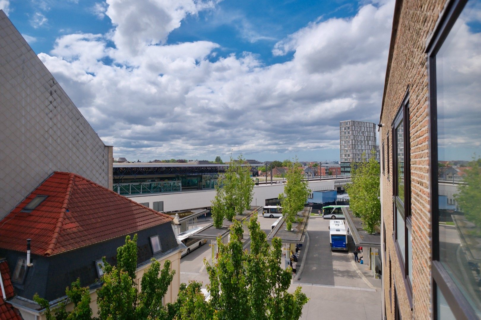 Roeselare - Vernieuwd appartement met 2 slpks op toplocatie! foto 4