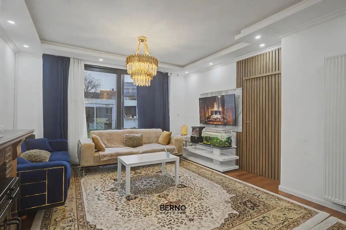 Gerenoveerde woning met 5 slaapkamers en parkeerplaats foto 4