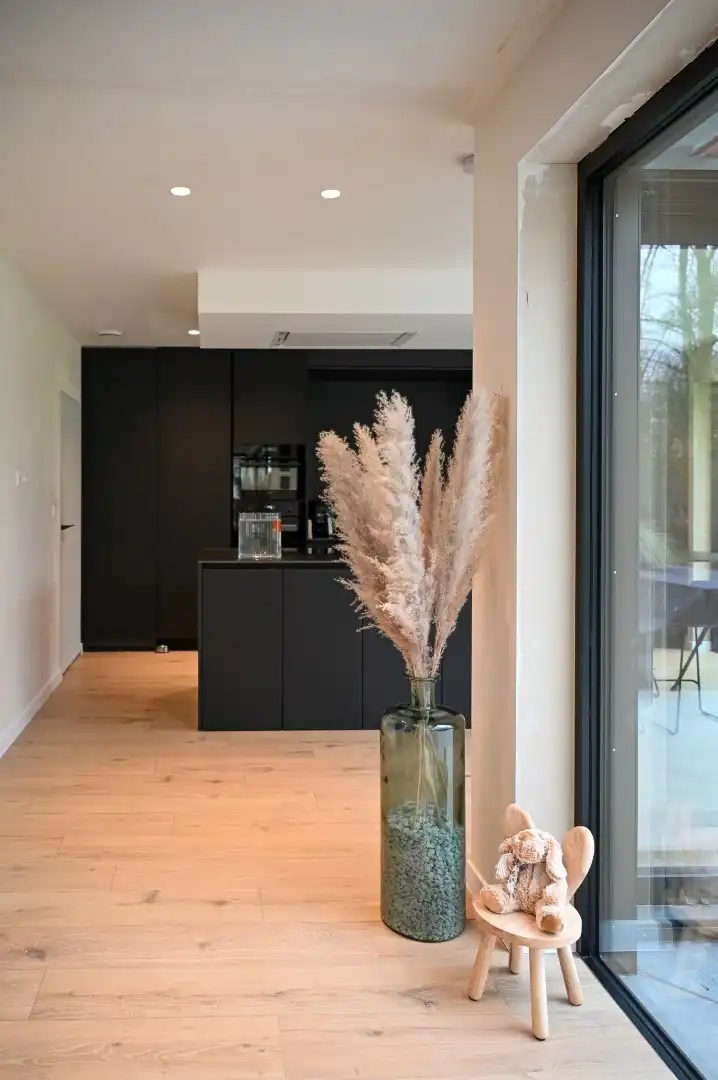 GROTE ALLEENSTAANDE NIEUWBOUWWONING OP 1776M² MET OPRIJLAAN foto 2