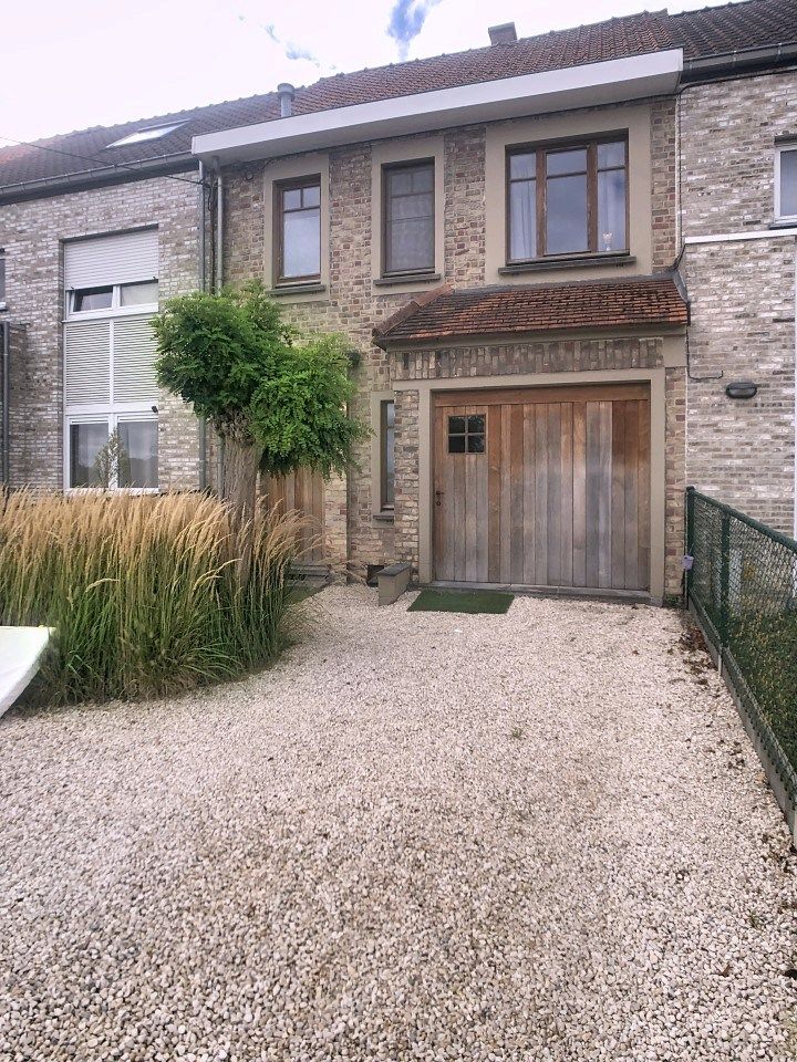 Volledig gerenoveerde woning met tuin én garage te Roeselare foto {{pictureIndex}}