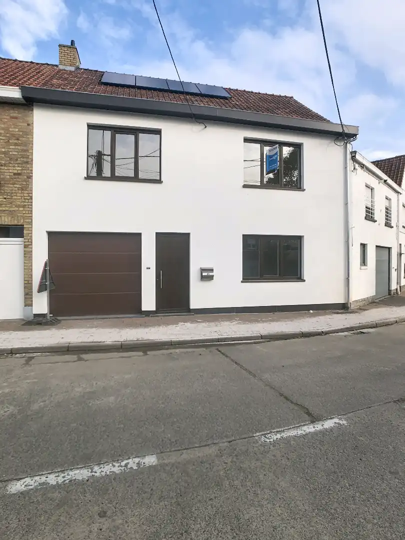 Totaal vernieuwde woning met 4 slaapkamers en inpandige garage foto {{pictureIndex}}
