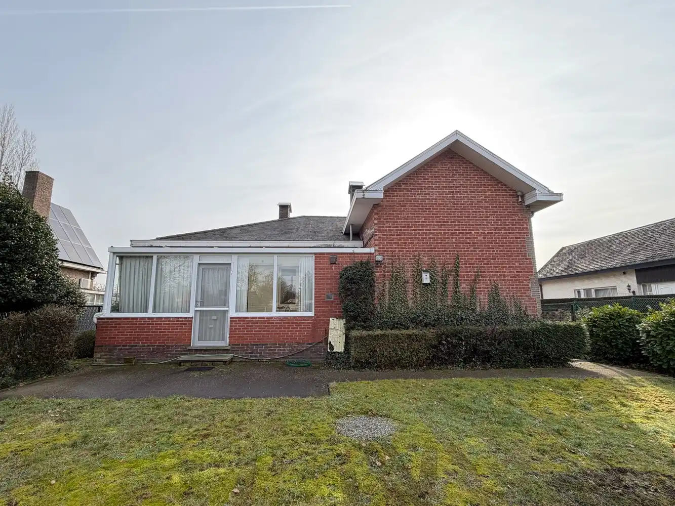 Genk – Hasseltweg 116: Op te frissen woning met 3 slaapkamers, inpandige garage, kelder, tuin en ruime parking aan de voorzijde foto 6