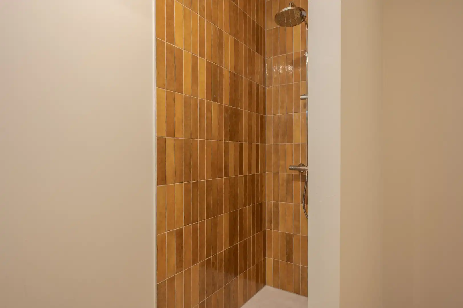 HOOST is een iconische toren met een expressief gevelontwerp op enkele honderden meters van de zee foto 12