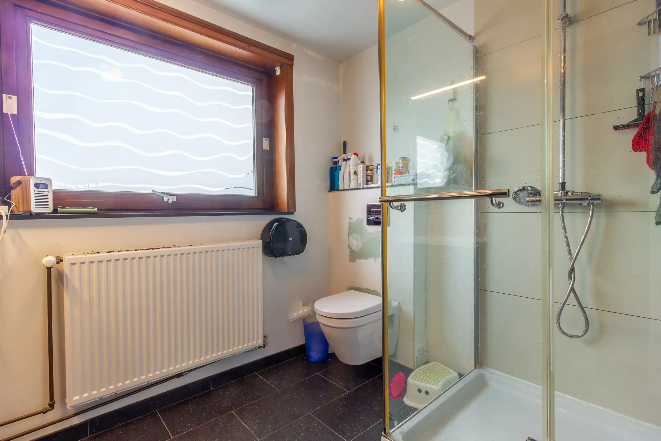 Charmante gezinswoning met potentieel, grote oprit en tuin foto 7