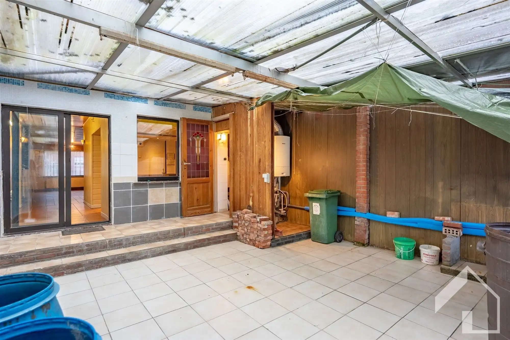 Te renoveren woning met veel potentieel foto 9