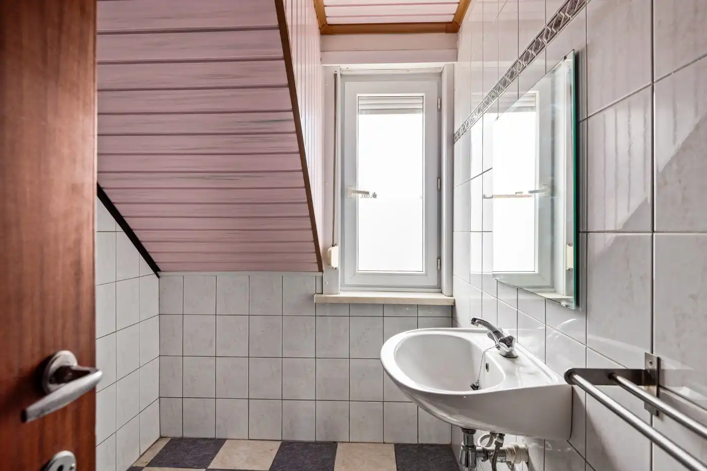 Te renoveren woning met 2 slpk. en tuin foto 17