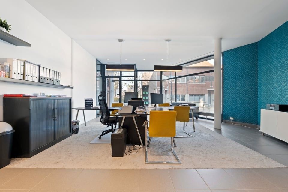 INSTAPKLARE HANDELSRUIMTE MET KANTOOR, VERGADERRUIMTE EN KELDER OP TOPLOCATIE IN SINT-TRUIDEN foto 5