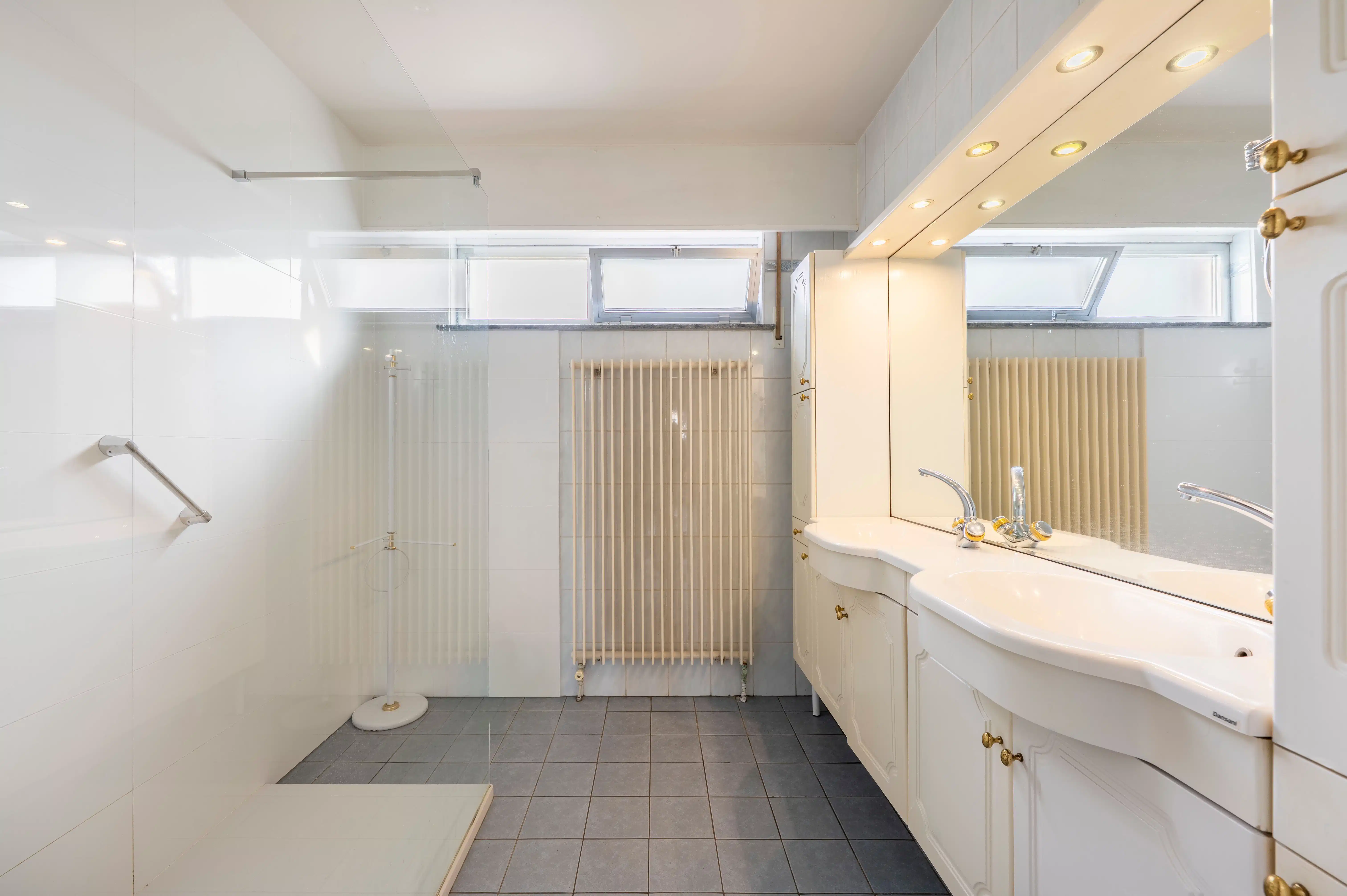 Te renoveren laagbouwvilla in een gegeerde wijk in Ekeren! foto 13