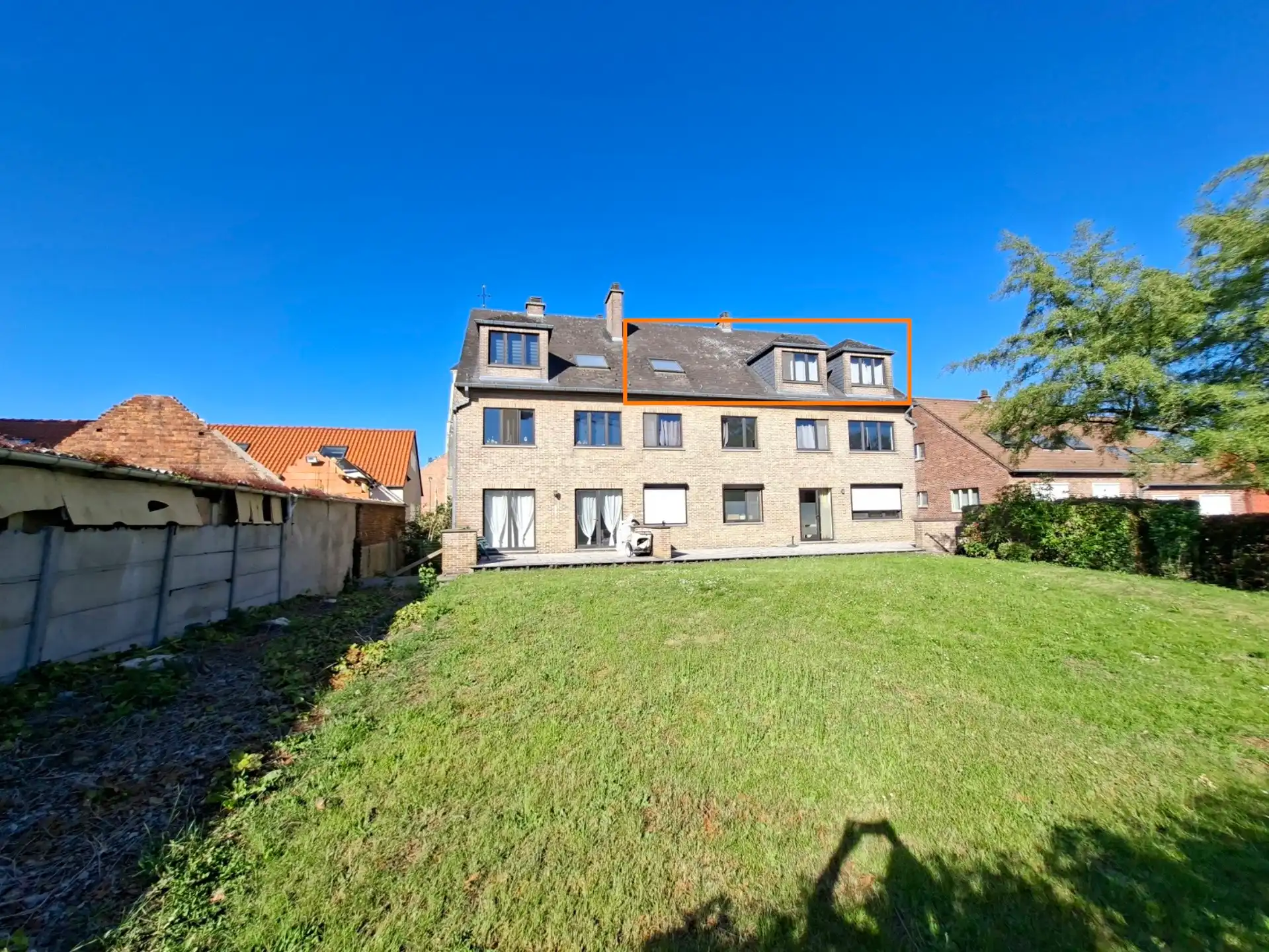 Instapklaar appartement met 2 slaapkamers, tuin & parking foto {{pictureIndex}}