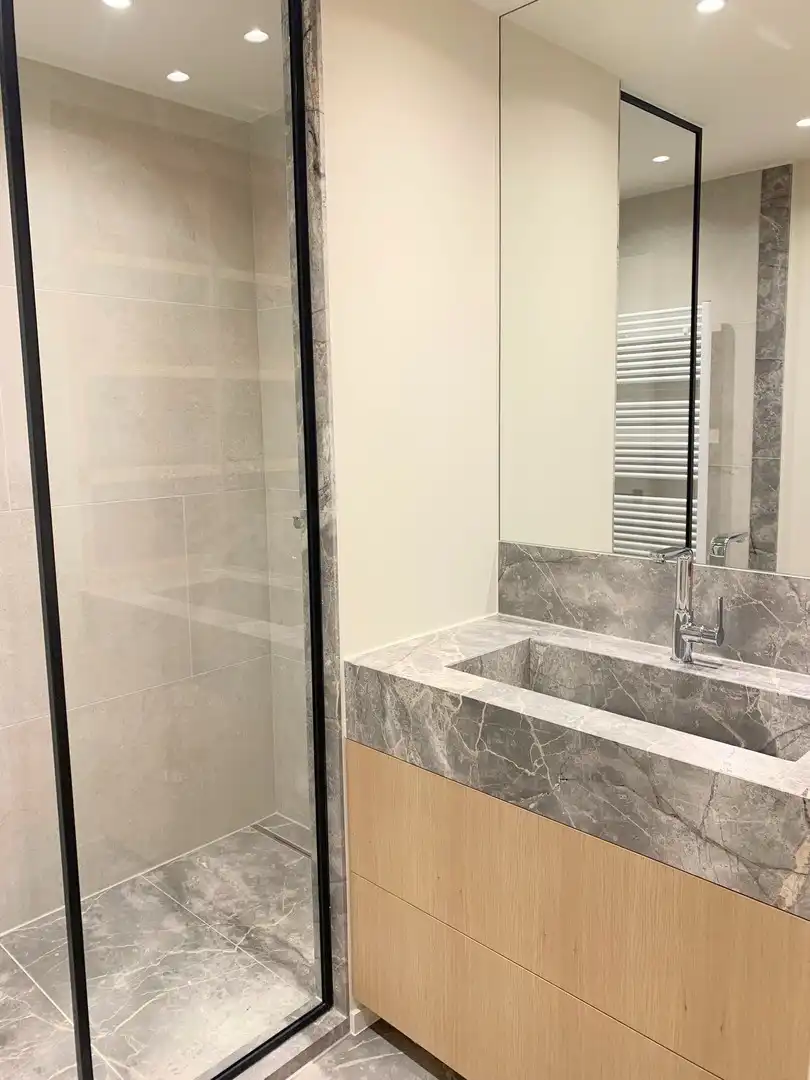 Prachtig afgewerkt, gemeubeld twee slaapkamer appartement heel goed gelegen op de Kustlaan. foto 11