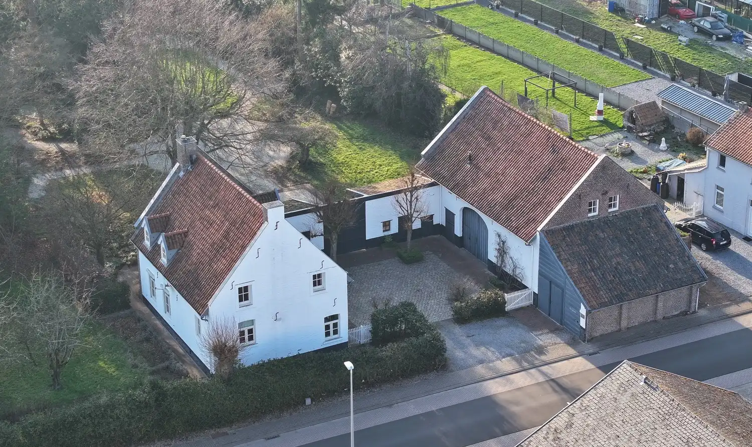Karaktervolle hoeve met schuur, binnenkoer en prachtige tuin vlakbij Maastricht foto 2