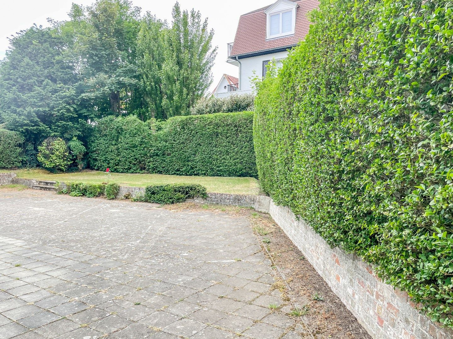 Zeer verzorgd en zonnig hoekappartement, rustig gelegen in de Koningslaan, vlakbij de winkels en de dijk. Incl. garage én staanplaats. foto 21