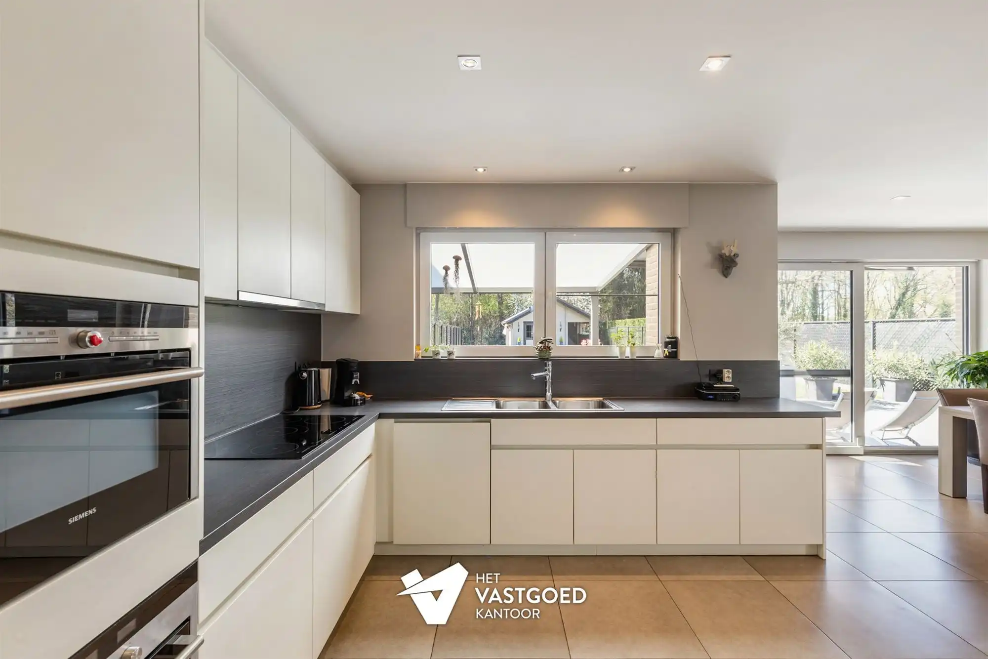 PERFECT ONDERHOUDEN GEZINSWONING MET 3 SLAAPKAMERS OP 7A27CA IN HET RUSTIGE KORSPEL foto 10