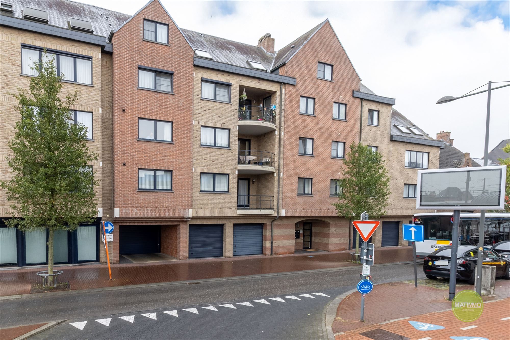 Ruim tweeslaapkamer appartement met terras en garage in Mol  foto {{pictureIndex}}