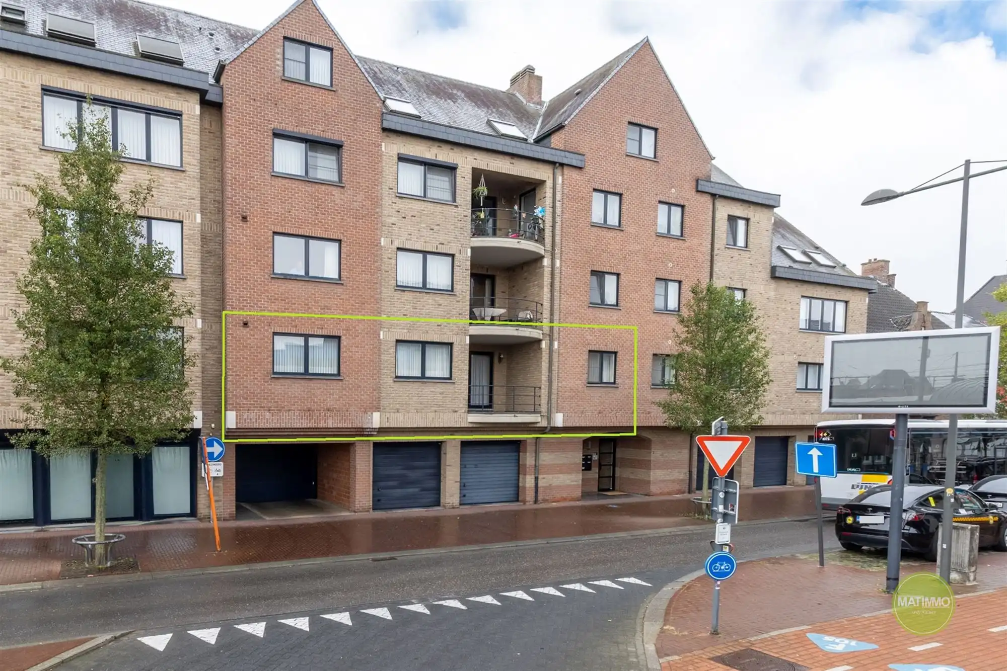 Ruim tweeslaapkamer appartement met terras en garage in Mol  foto {{pictureIndex}}