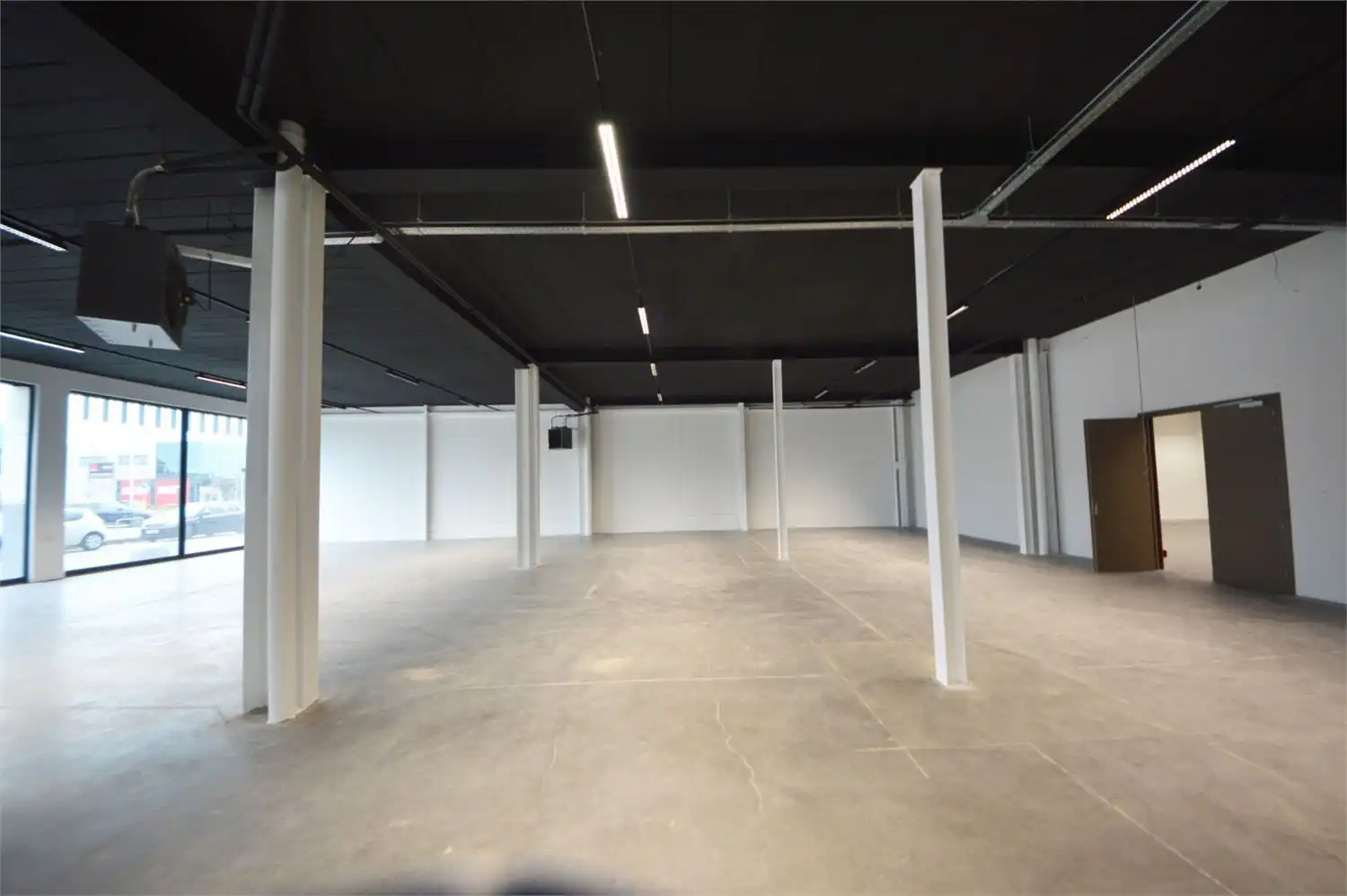 ** IN OPTIE ** COMMERCIEEL GEBOUW BAANLOCATIE MET PARKING NABIJ MCDONALDS foto 7