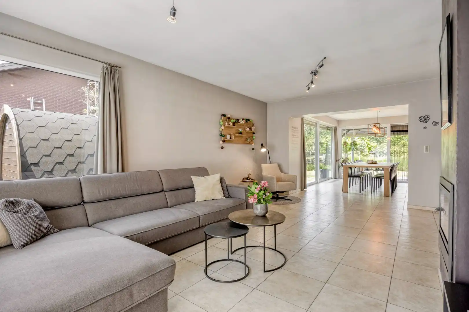 Ruime instapklare woning met 3 slpks op een perceel van 1.251 m² met prachtig uitzicht op achterliggend groen !  foto 2