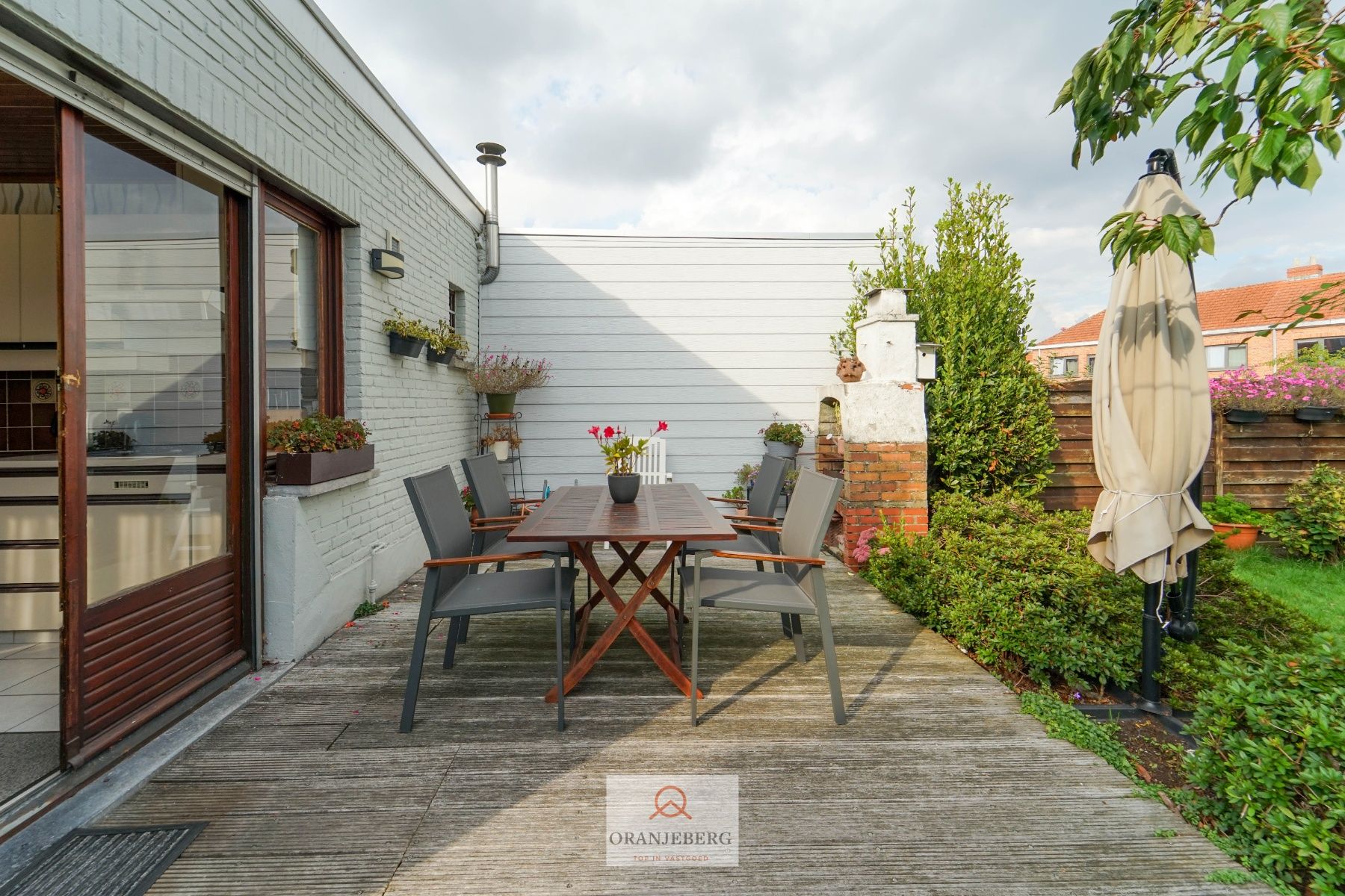 COMPROMIS IN OPMAAK! Charmante halfopen woning met oprit, tuin én garage te koop nabij UZ foto 13