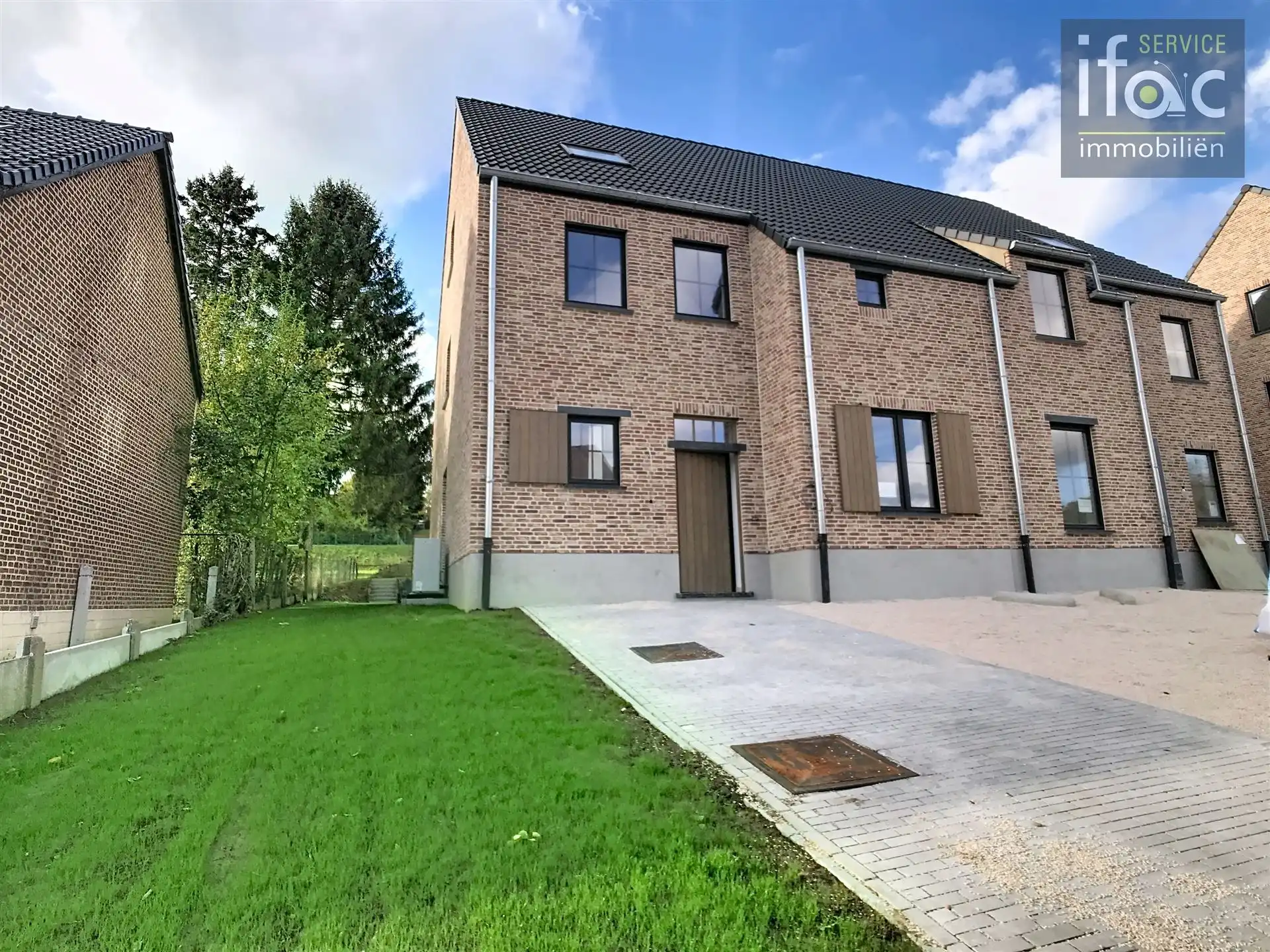 Nieuwbouwwoning met 4 slaapkamers, 2 badkamers en tuin. foto {{pictureIndex}}