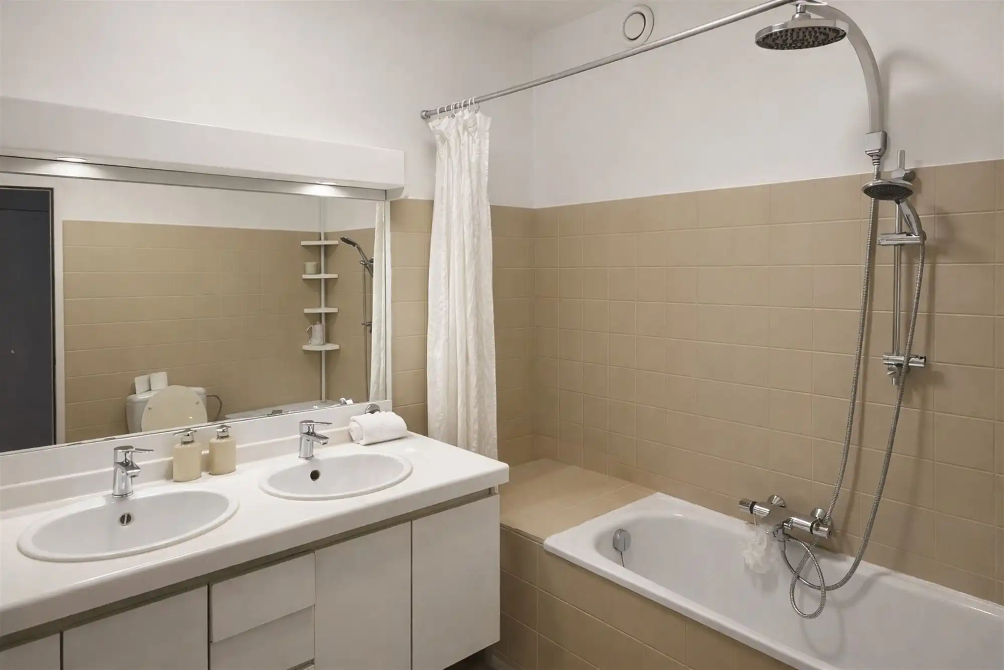 Gerenoveerd 2-slaapkamer appartement met 2 terrassen en garage foto 6