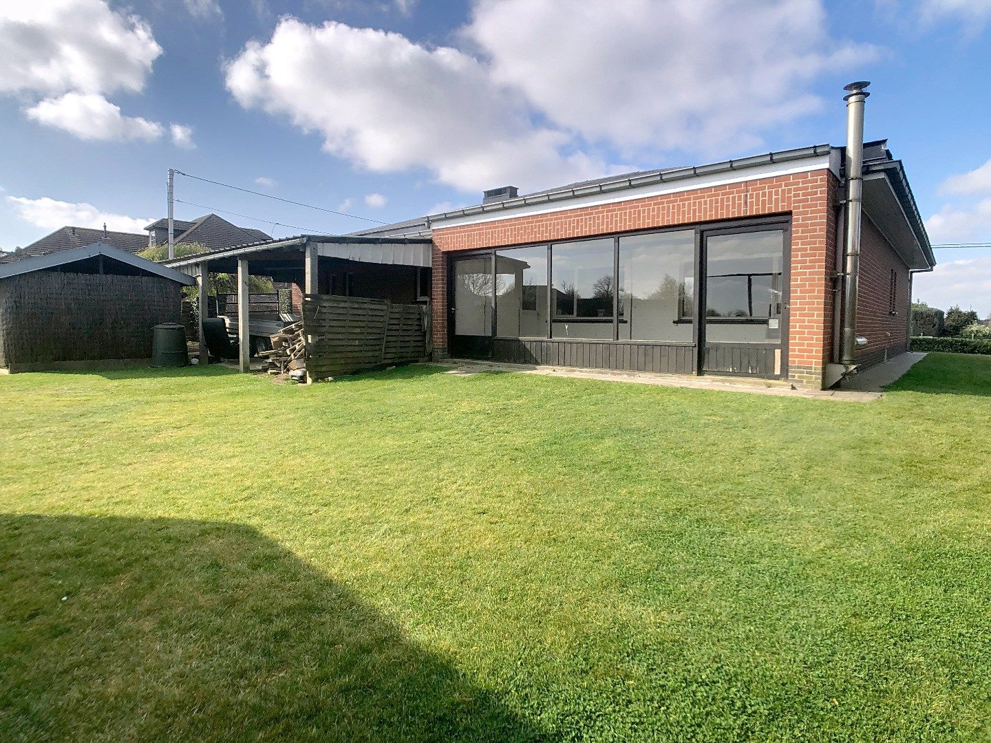 Prachtig gelegen, gelijkvloerse woning met 3 grote slaapkamers en garage op 1107m². foto 5