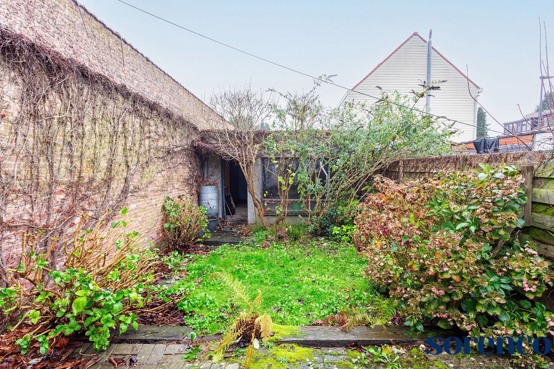 Polyvalent eigendom; riante woonst met magazijn en tuin  foto 8