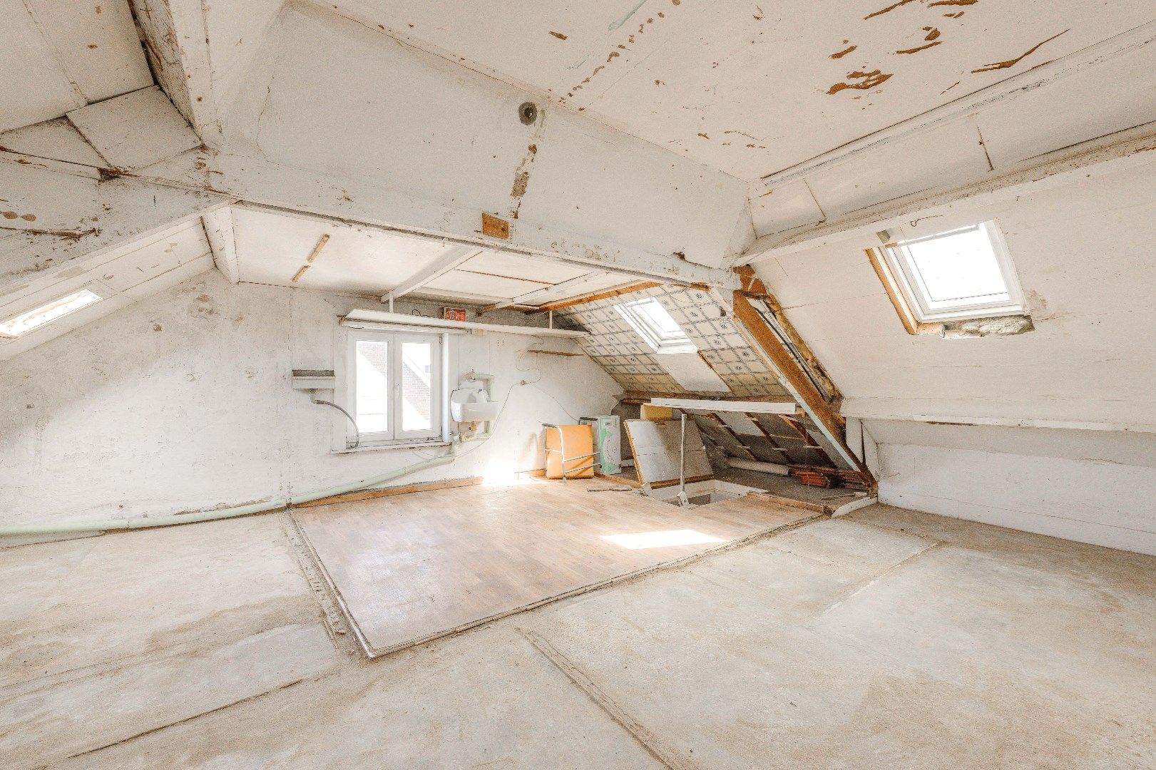 HALF OPEN GEZINSWONING MET STADSTUIN EN GARAGE foto 18