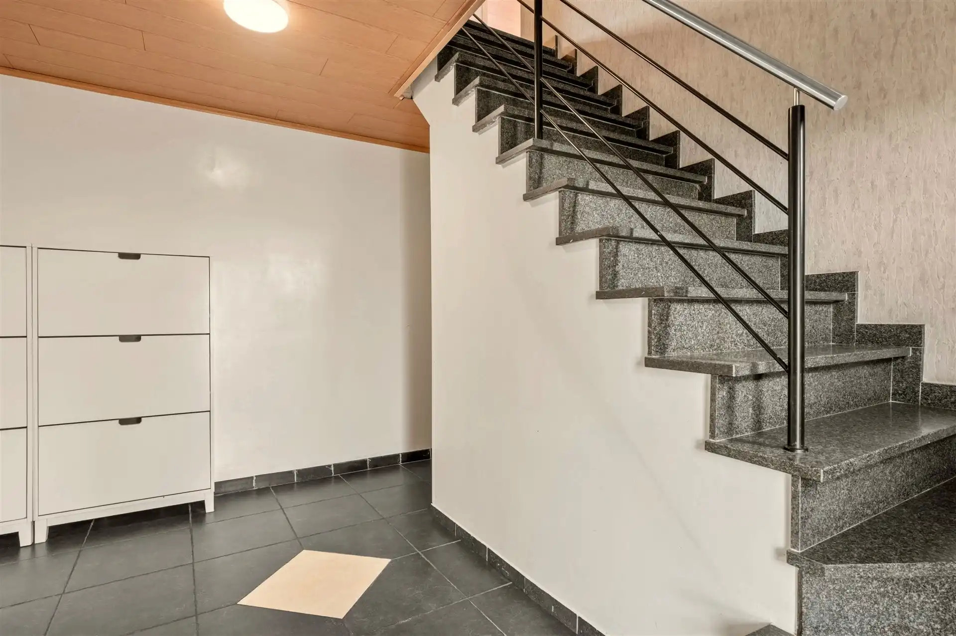 Knappe, ruime instapklare woning met 4 slpks, 2 bdks en tuin foto 3