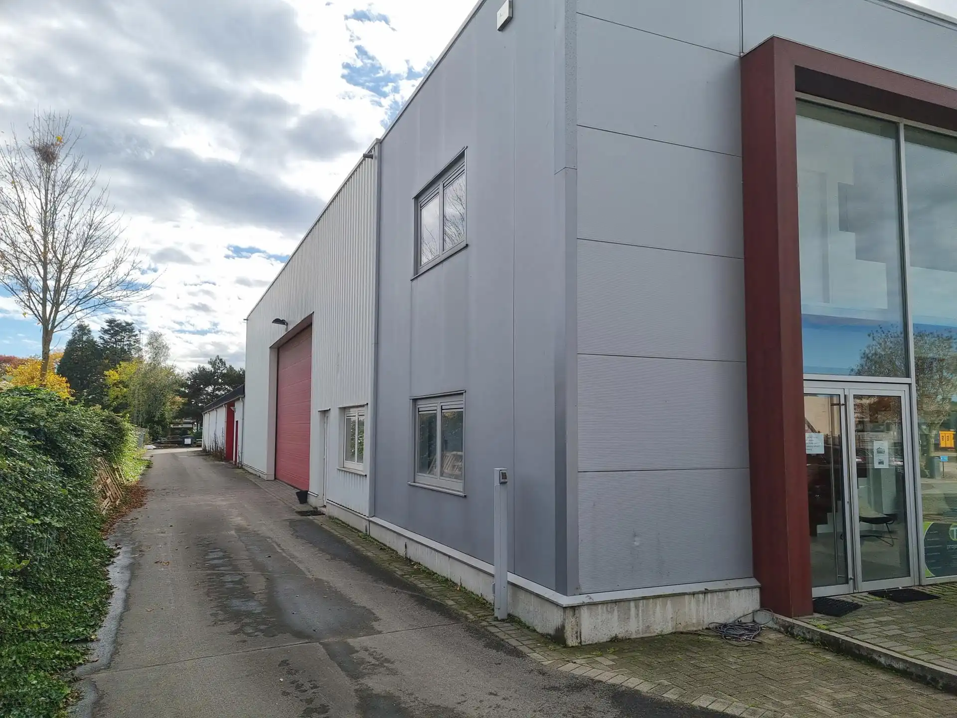 TE KOOP: Bedrijfsgebouw met mooie kantoren in Meeuwen foto 2
