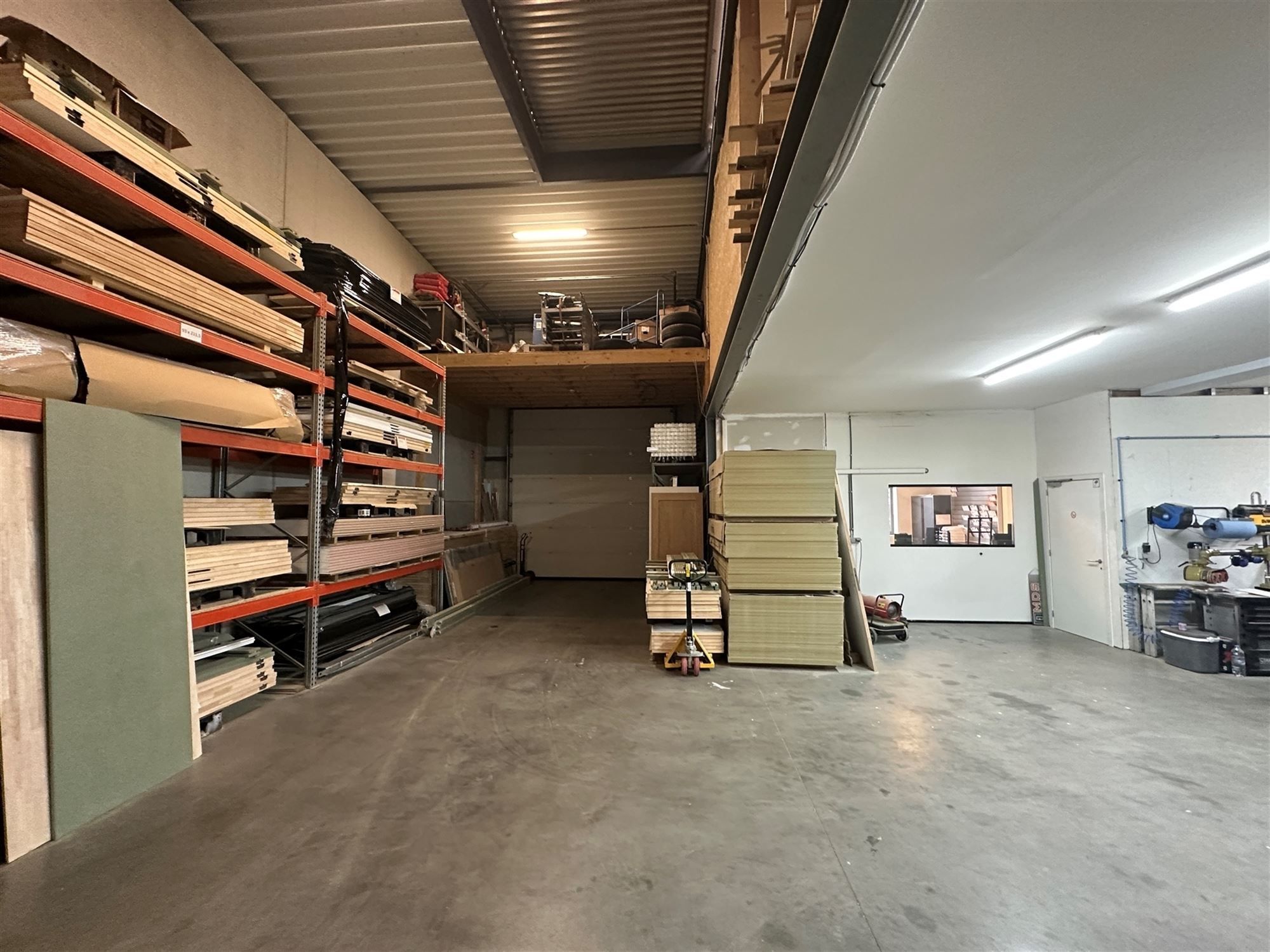 KMO-unit met kantoorruimte en toonzaal foto 12