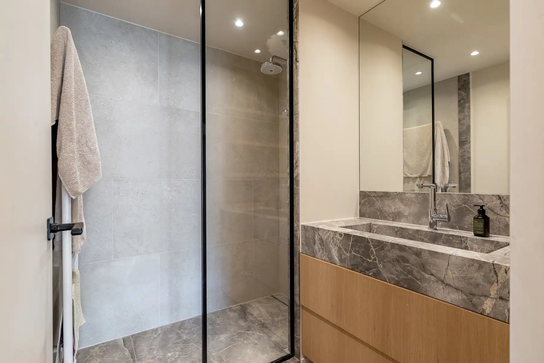 Stijlvol afgewerkt tweeslaapkamer appartement in het Zoute foto 11