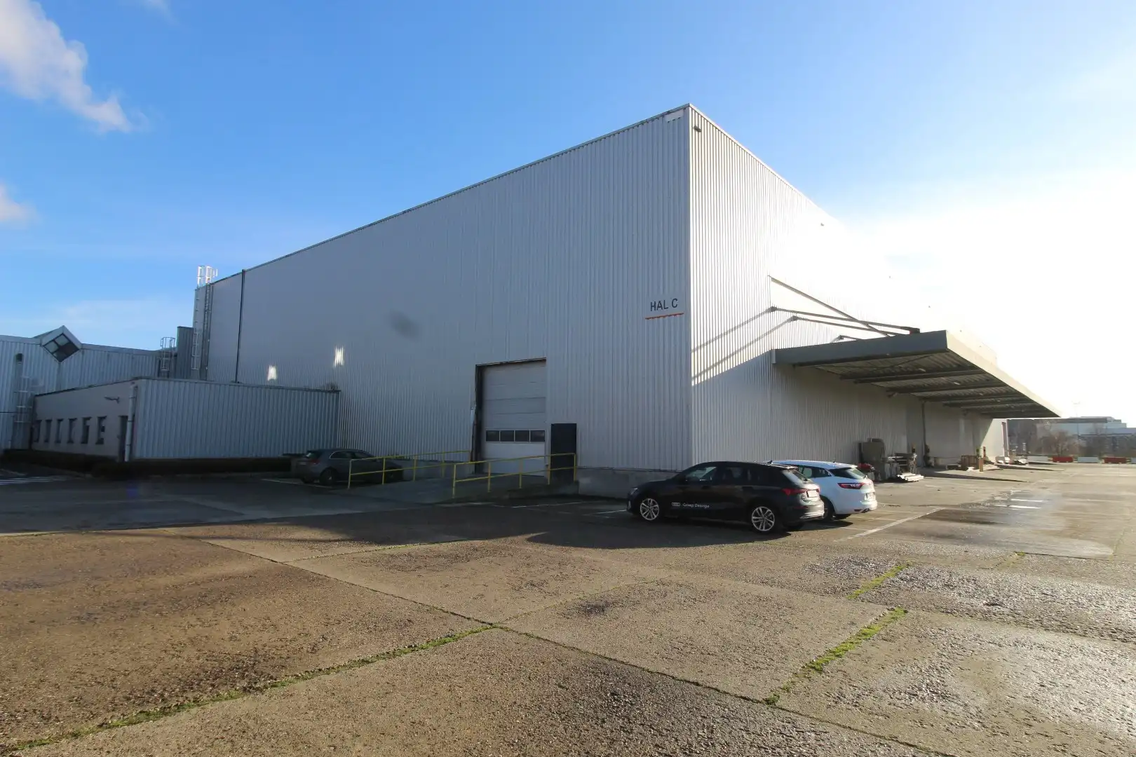 LAREGO - KMO UNIT D1 -  300m² binnen + 600m² buiten - a/d voormalige Carglass Site foto {{pictureIndex}}