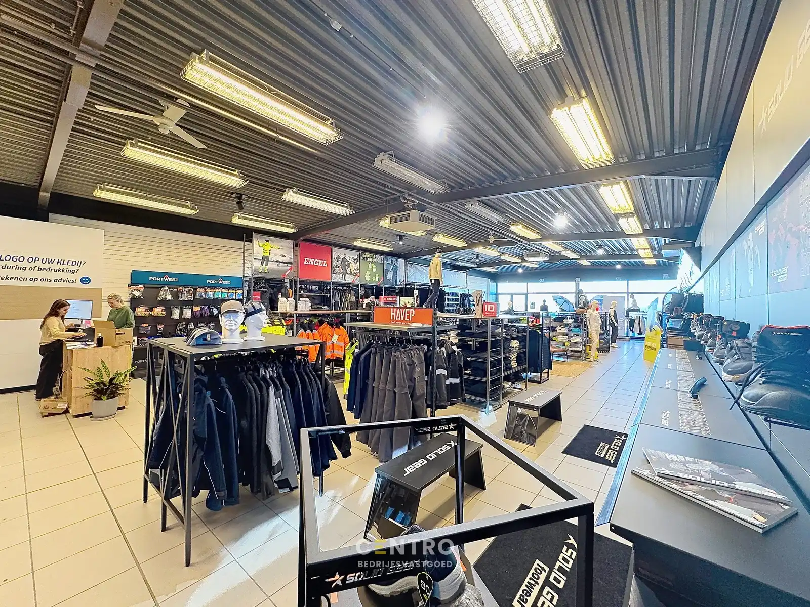 Instapklaar MAGAZIJN (sectionaalpoort) met BURELEN/TOONZAAL en private parkeergelegenheid voor de deur op ZICHTLOCATIE "Blauwe Toren" te Brugge. foto 3