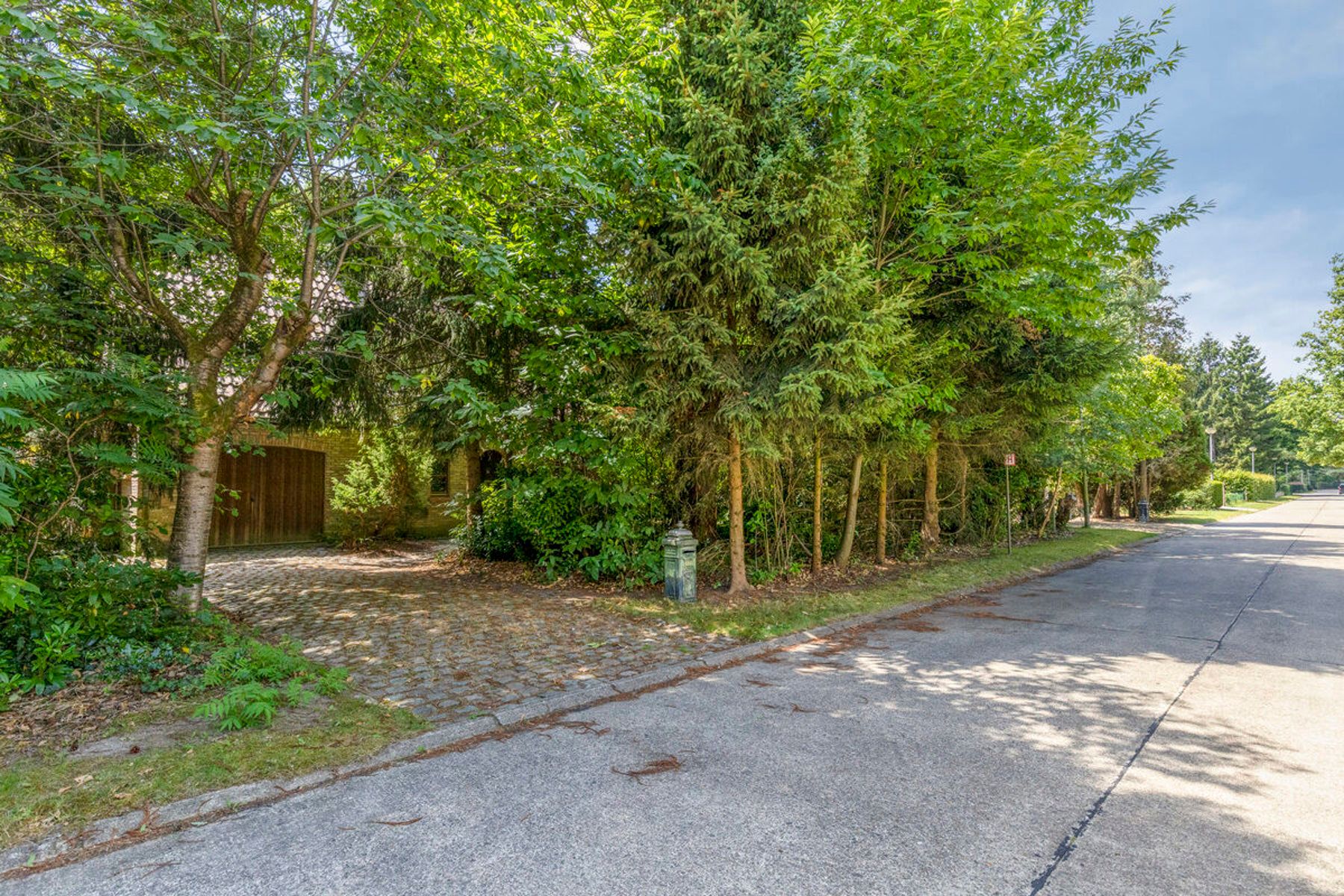 Te moderniseren rustig gelegen woning met 3/4 slaapkamers foto 2