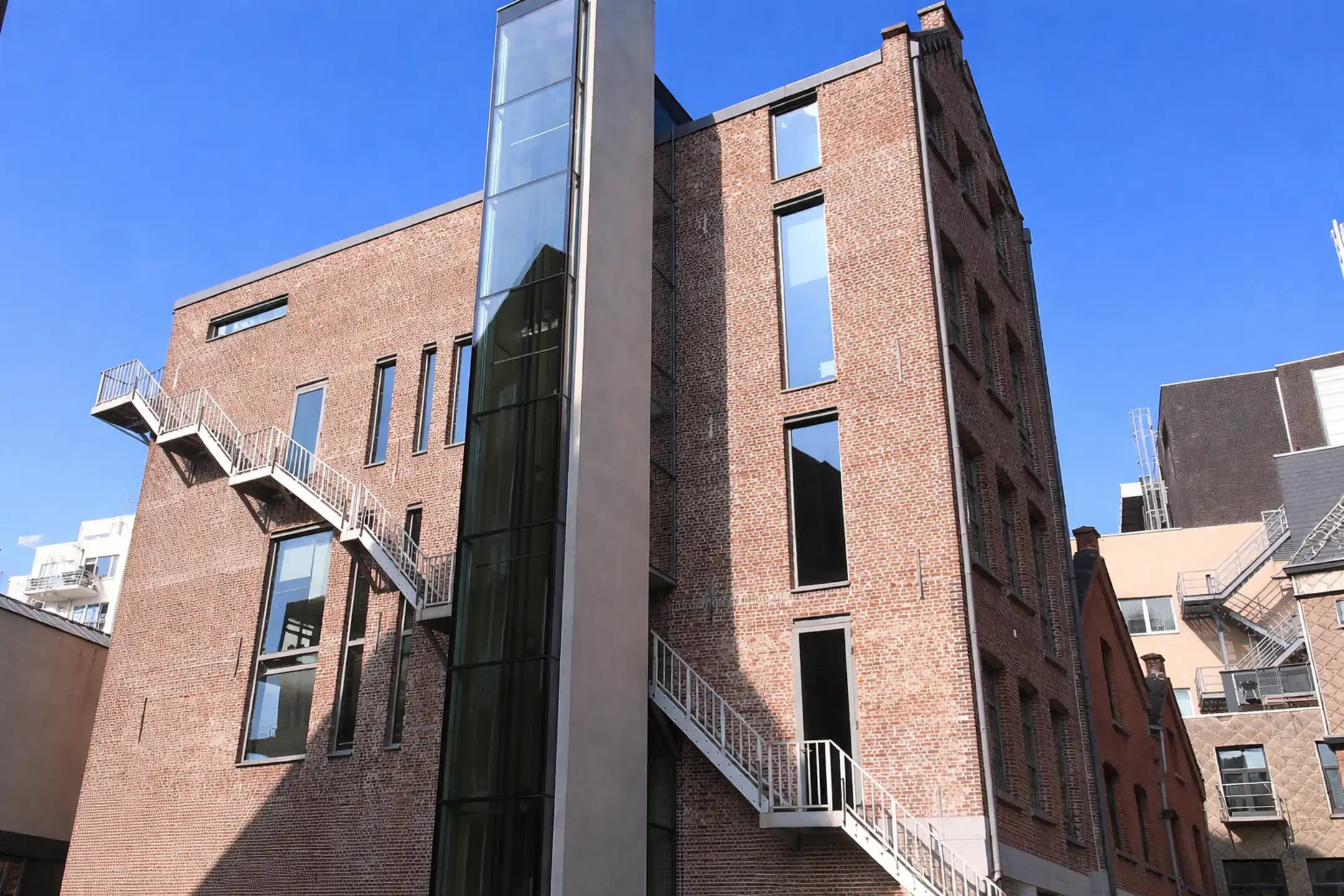 Instapklaar kantoor in loftstijl te huur te Antwerpen! foto {{pictureIndex}}