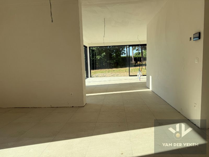 Ruime en volledig afgewerkte half open BEN-woning met 3 slaapkamers te bewonderen in het gezellige Kermt foto 6