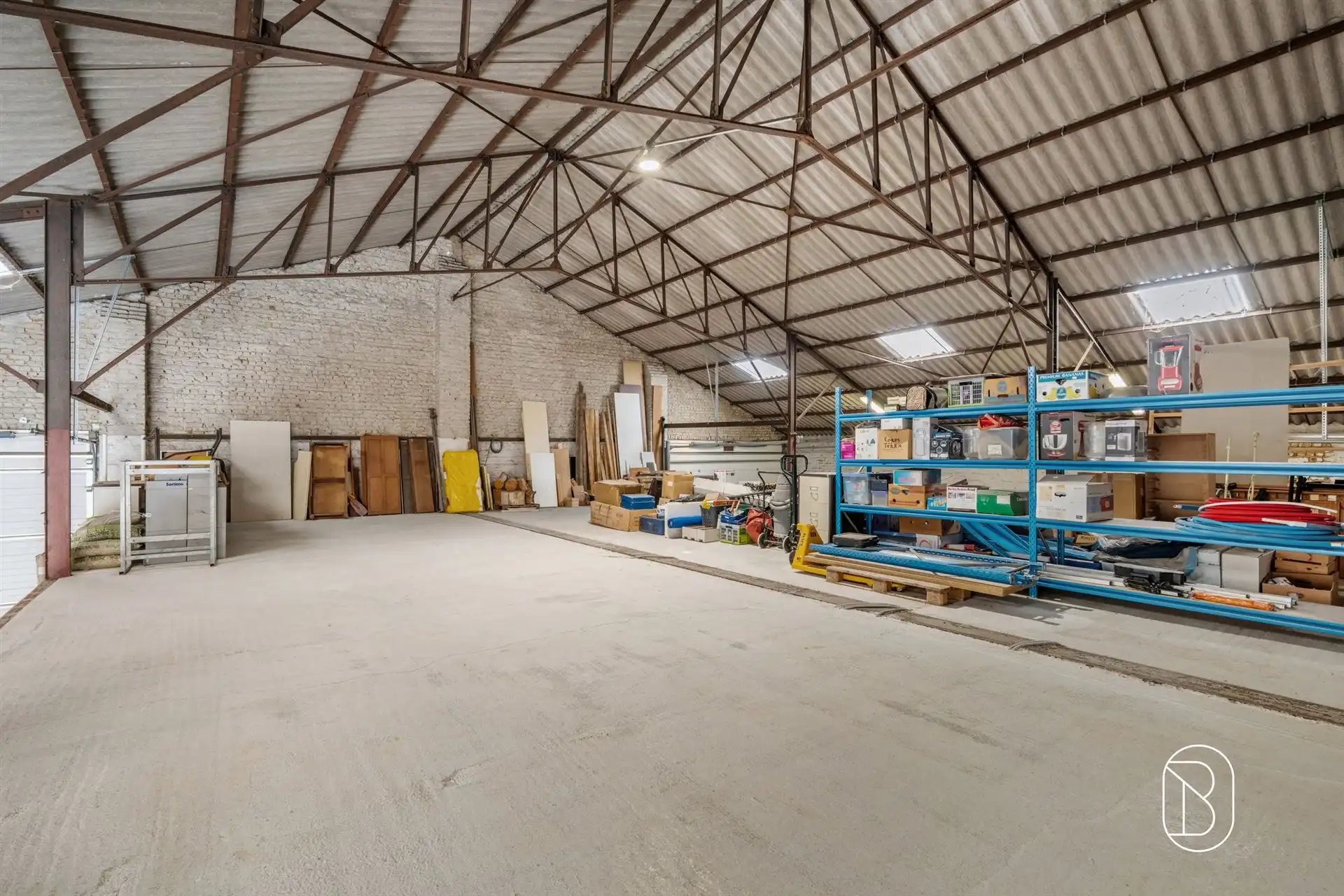 Grote, instapklare, goed onderhouden loods met parking foto 10