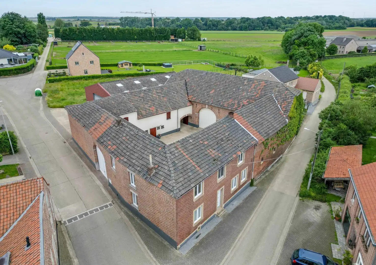 UNIEKE HOEVE MET BOUWLAND OP EEN PERCEEL VAN 36A 66CA IN HET GROENE KESSELT !  foto {{pictureIndex}}
