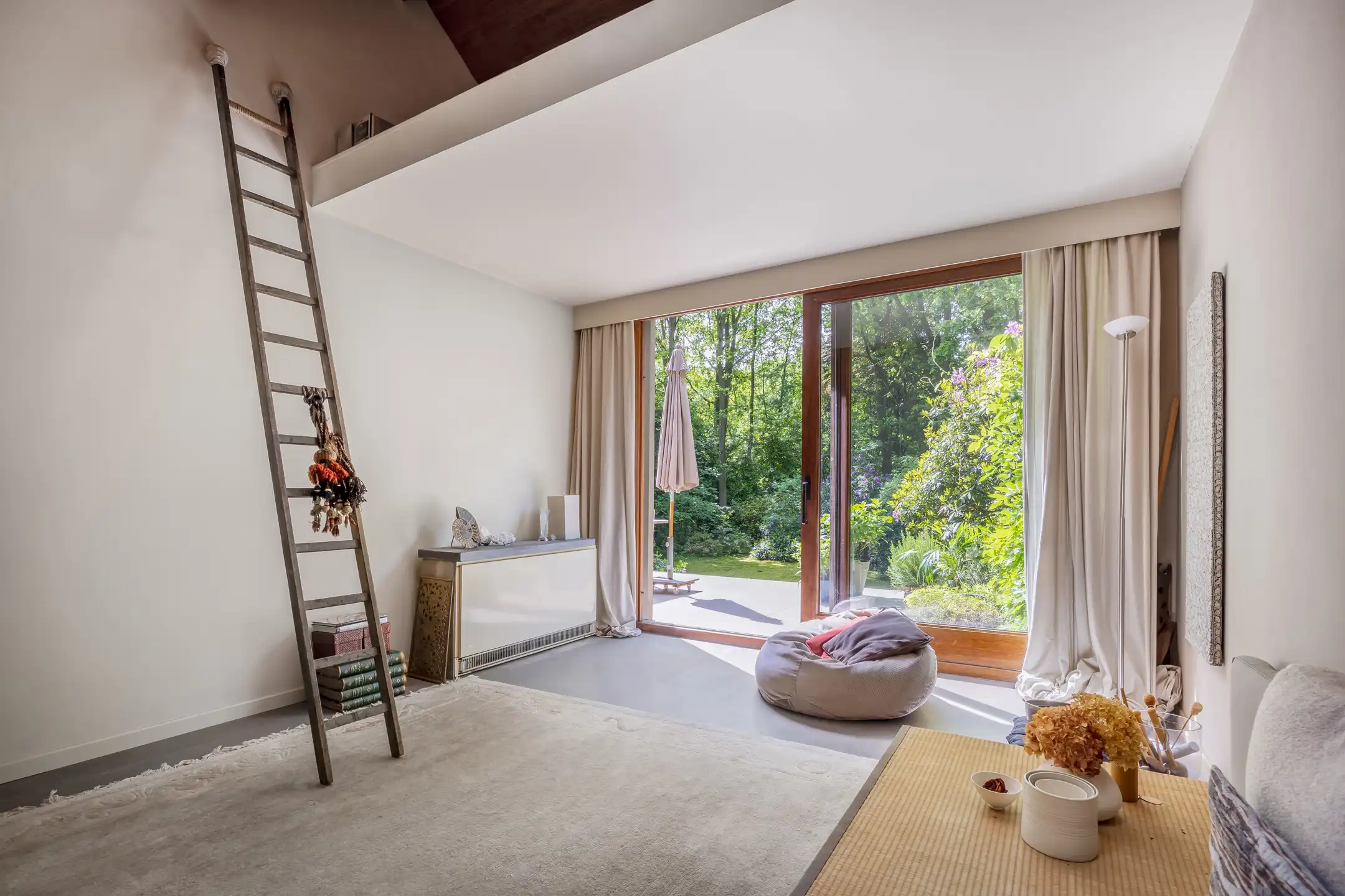 Architecturale woning in het groen met veel licht foto 14