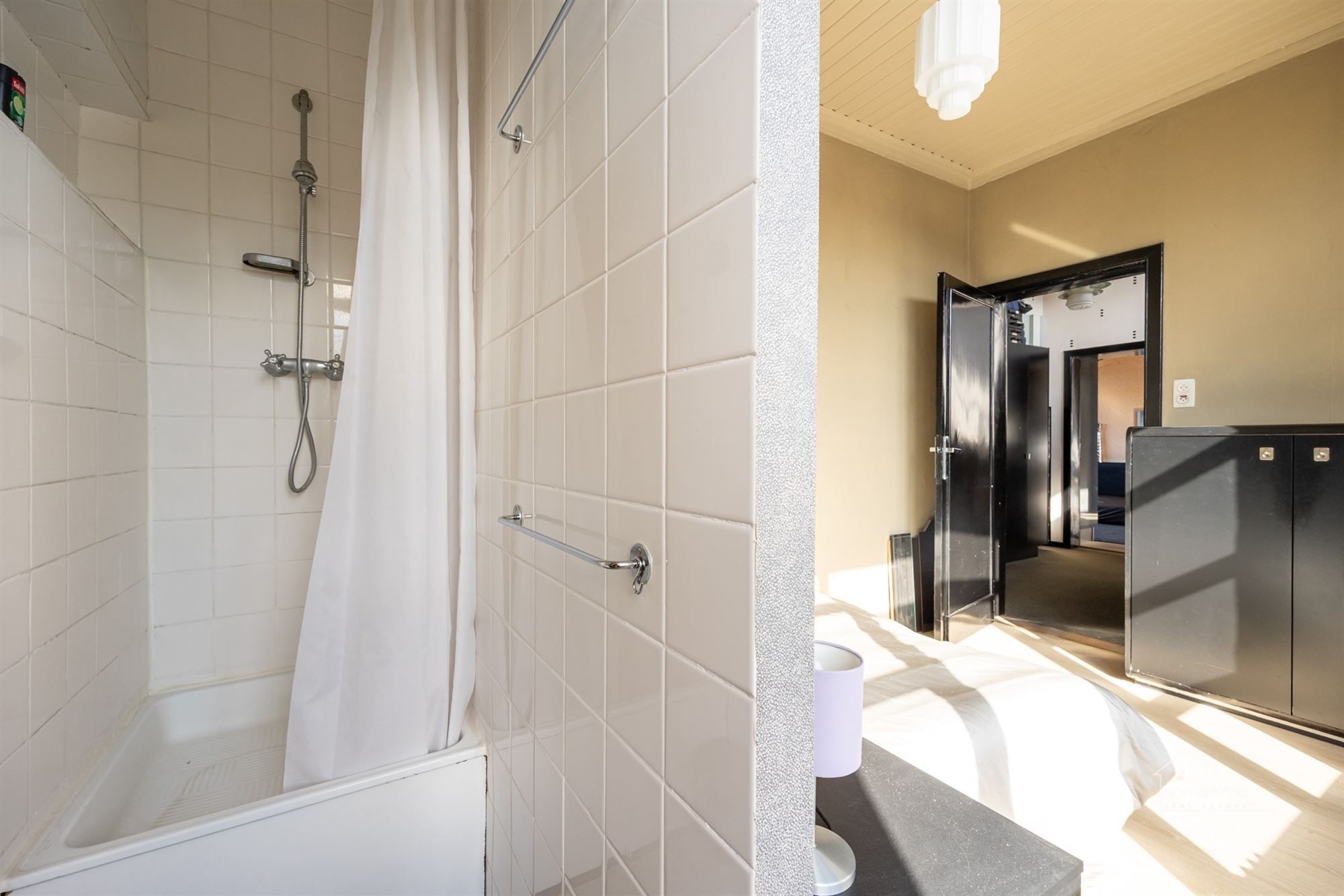 Zeer ruim herenhuis met zwembad foto 17