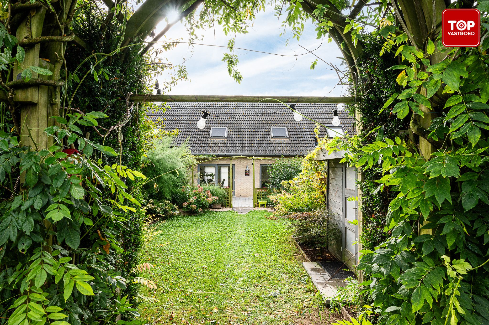 Instapklare gezinswoning met een garage en een prachtige groene Tuin foto 1