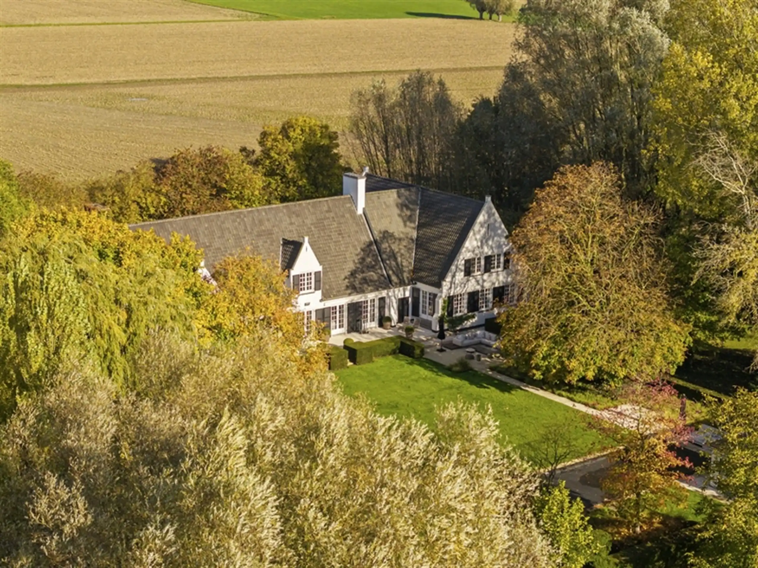 Waardevolle witte vastgoedparel  op 8.679 m² ! foto 2