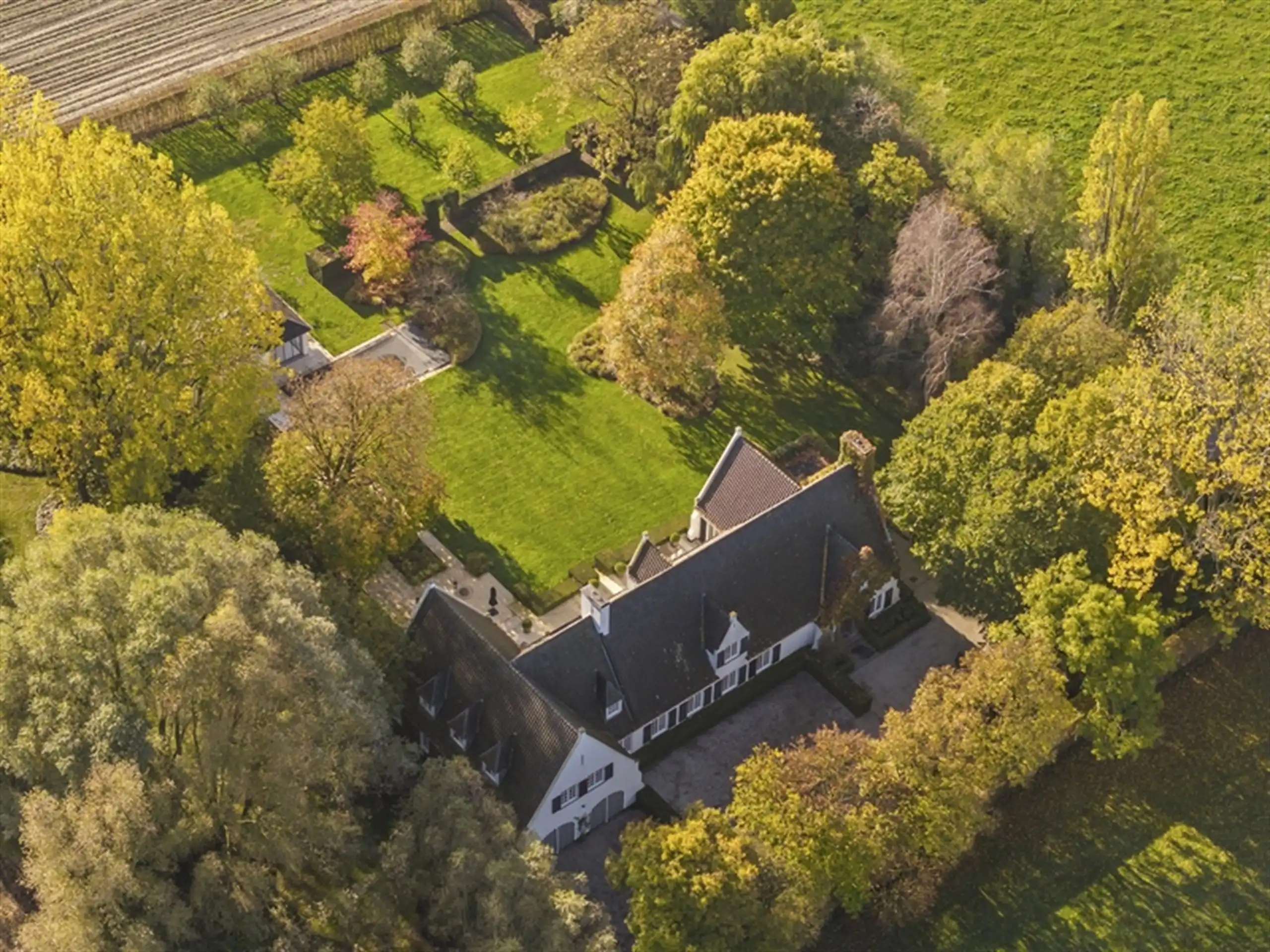 Waardevolle witte vastgoedparel  op 8.679 m² ! foto 2