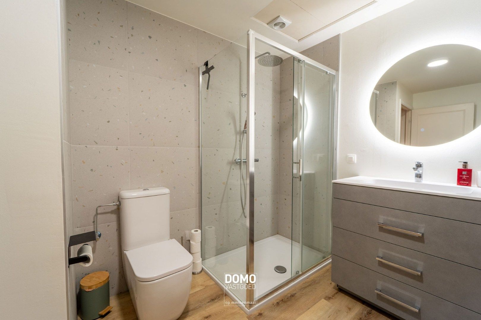 RUIME, INSTAPKLARE EN GERENOVEERDE WONING MET KANTOORGEBOUW INCLUSIEF PARKEERGELEGENHEID, TUIN EN ZWEMBAD TE MIELEN BOVEN AALST (GINGELOM) foto 30