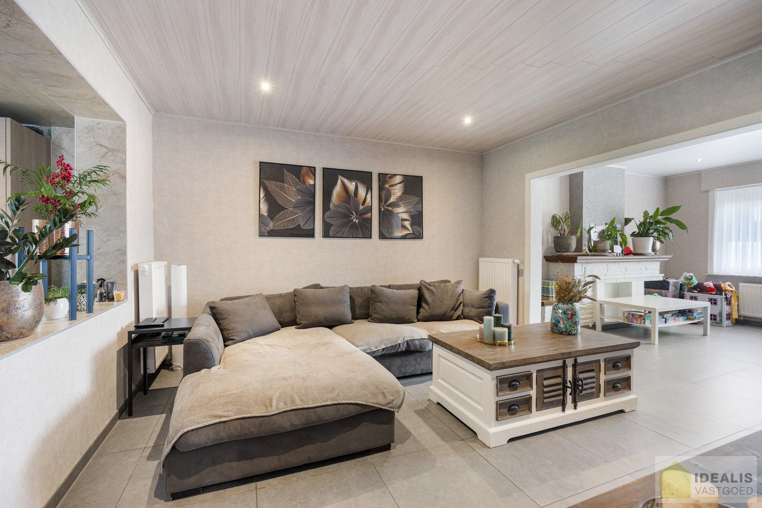 IDEALIS VASTGOED – RECENT GERENOVEERDE WONING (2021) OP EEN PERCEEL VAN MAAR LIEFST 8A92CA OP EEN ZEER GUNSTIGE LOCATIE! Deze ruime woning met een netto bewoonbare oppervlakte van +- 170m² bevindt zich langs de Paalseweg in Hulst, deelgemeente van Tessenderlo-Ham. Naast de perfecte ligging is het een prachtig afgewerkte woning met een royale leefruimte, zeer ruime open keuken, 3 slaapkamers en badkamer. Een uniek aanbod voor wie op zoek is naar een volledig gerenoveerde instapklare woning. foto 6